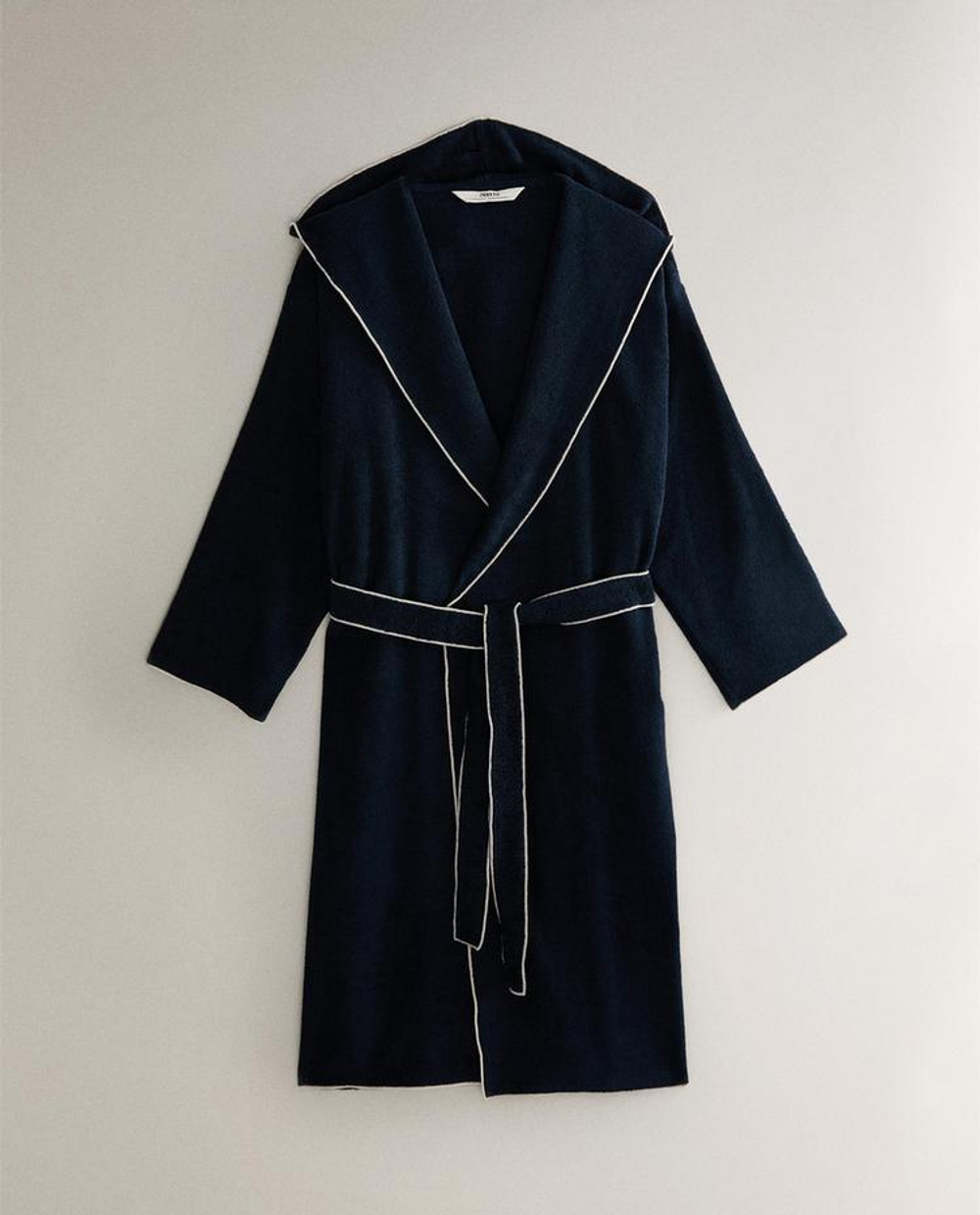ZARA HOME МЯГКИЙ ХАЛАТ С КОНТРАСТНЫМИ ДЕТАЛЯМИ, ЧЕРНИЛЬНО-СИНИЙ
