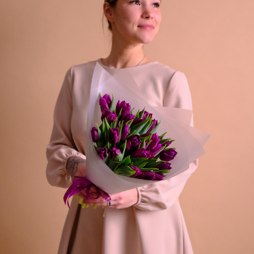 Купить Букет 25 пурпурных тюльпанов «Таинство»