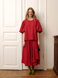 Блузка с рукавами-фонариками и капелькой на спине из вишневого батиста