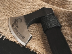 Кованый топор "Брату от брата", гравировка "Скорпион", рукоять черный мореный ясень