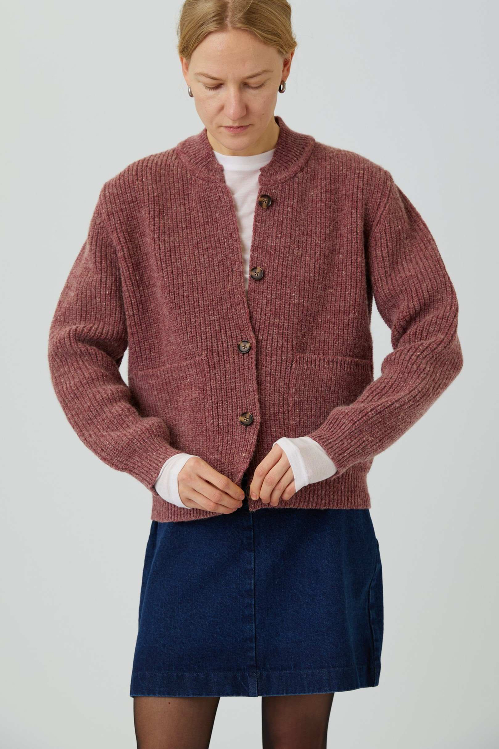Кардиган с карманами из шерсти брусничного цвета