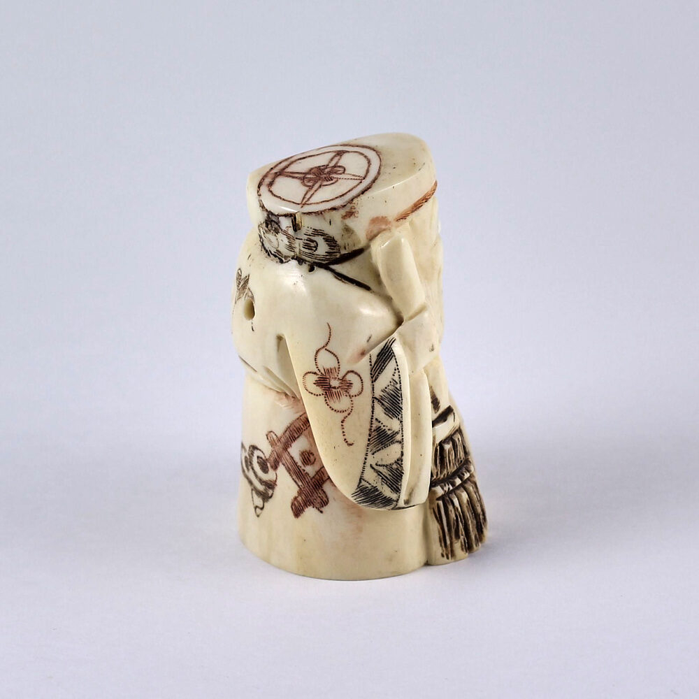 Нэцкэ Дзюродзин с метлой