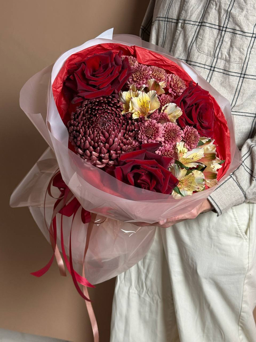 Букет "Алые реки", Французские красные розы, хризантема шоколадная, альстромерия, пуговки