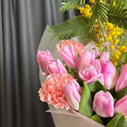 Розовые тюльпаны с мимозой и диантусом