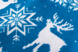 Шапка цветная с помпоном "Северные олени"