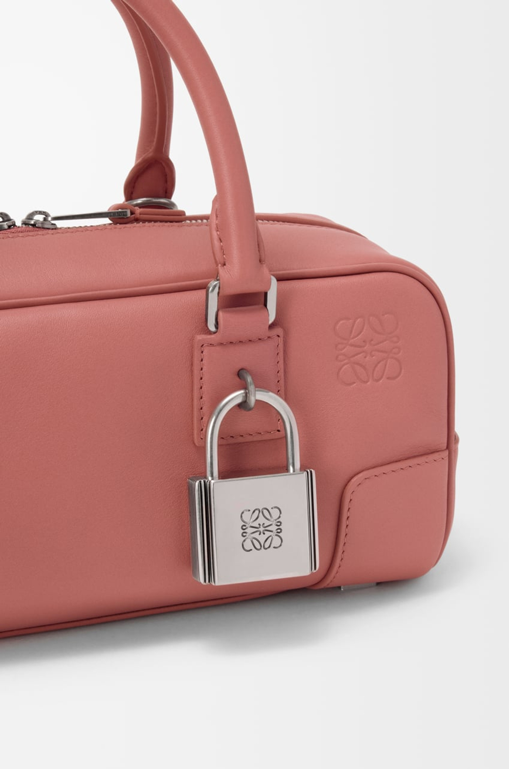 Loewe Укороченная сумка Amazona 23 из блестящей телячьей кожи, красноватый