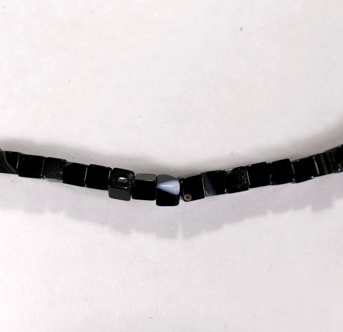 Бусина из агата черного, облагороженного, фигурная, 4 мм (куб, гладкая)