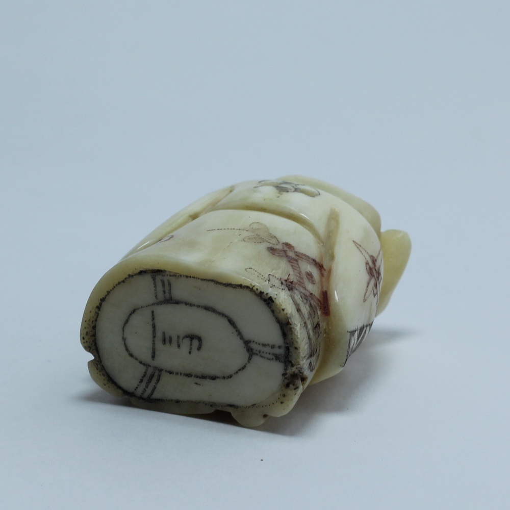 Нэцкэ Дзюродзин с посохом и меленьким мешочком в руке