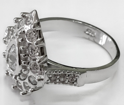 "Эстерелла" - ювелирное кольцо из серебра с фианитом, вес 4,46 г, проба 925