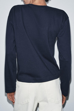 ZARA ФУТБОЛКА С ВЫРЕЗОМ ЛОДОЧКОЙ И ЭТИКЕТКОЙ, МОРСКОЙ СИНИЙ