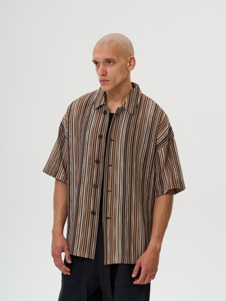 Вязаная коричневая рубашка с коротким рукавом