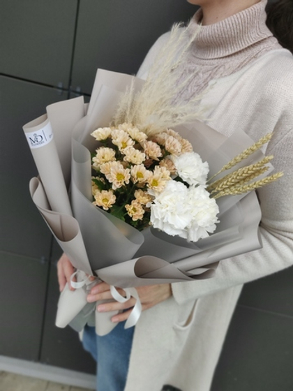 Очень стойкий букет с диантусами и хризантемами