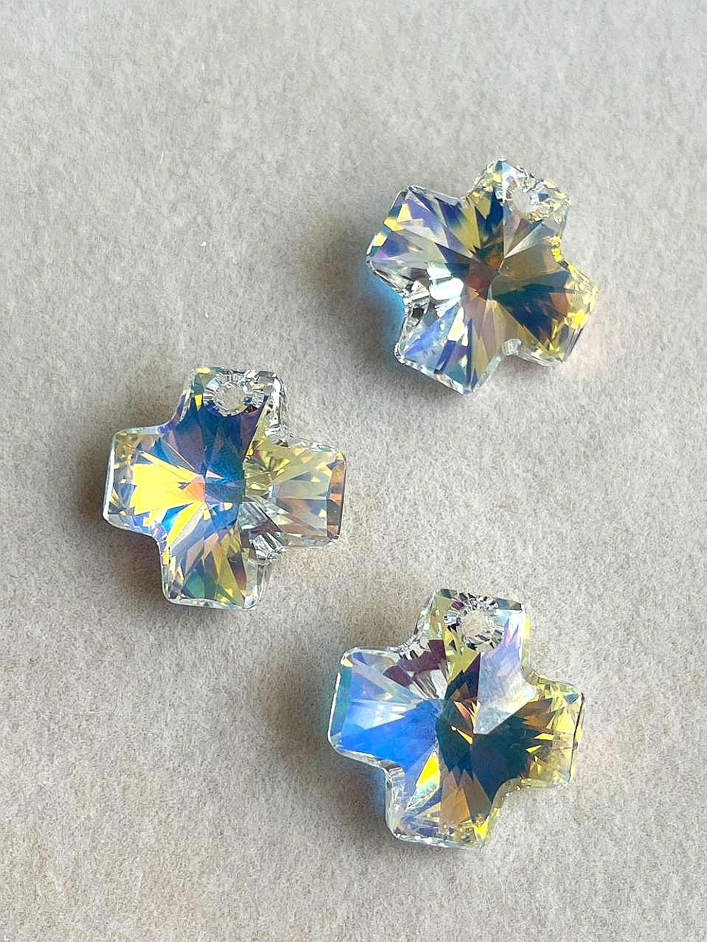 6866-AB Кристалл-подвеска "Крест" 20мм прозрачный с теплым переливом