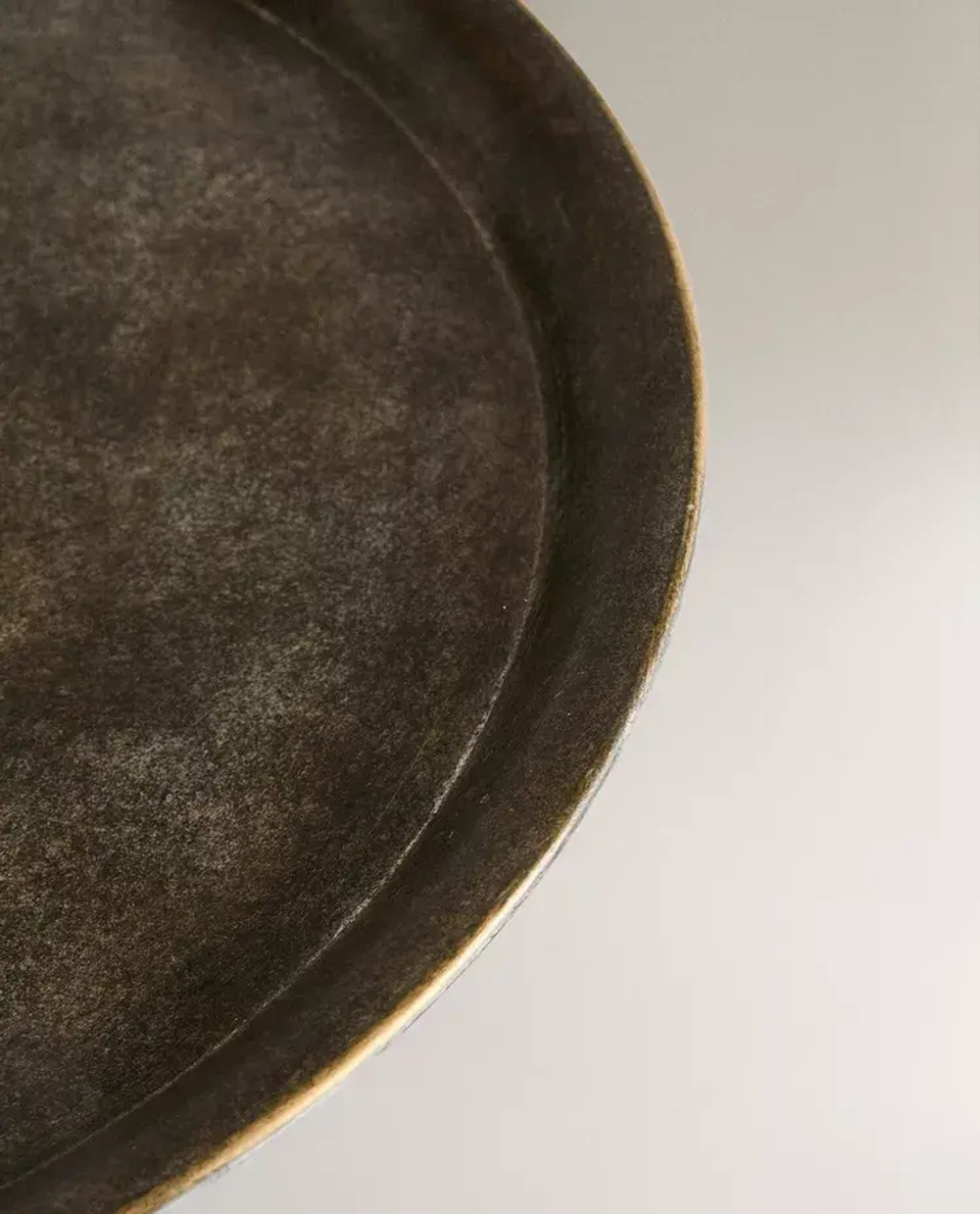 ZARA HOME ДЕКОРАТИВНЫЙ КРУГЛЫЙ МЕТАЛЛИЧЕСКИЙ ПОДНОС, БЕЖЕВЫЙ