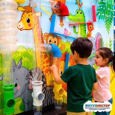 Интерактивная игровая стена «Звериная экспедиция», 2,44×0,5×2,44 м
