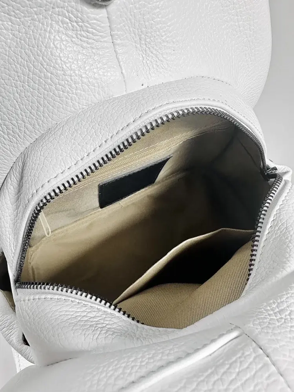 Женская сумка-рюкзак из натуральной кожи белого цвета