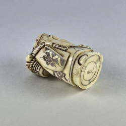 Статуэтка нэцкэ Дед с кузовком и веером