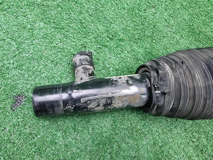 Стойка пневматическая левая Volvo XC90 2 (14-нв)