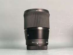 Объектив Sigma 16mm 1.4 Fujifilm X-Mount Небольшой скол пластика у передней линзы