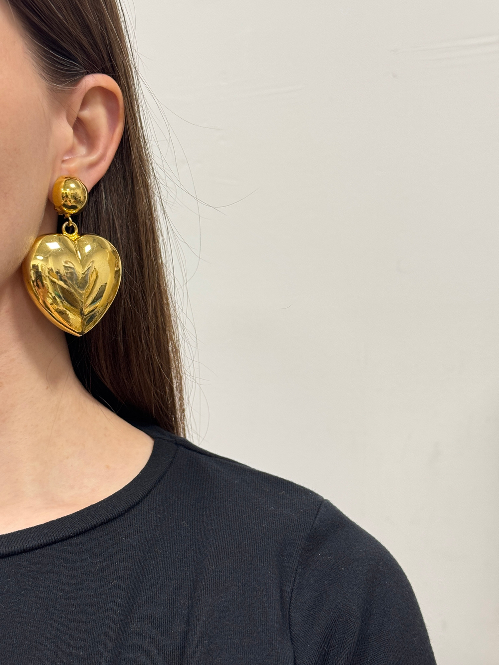 Крупные клипсы с подвесками в виде сердец Moschino