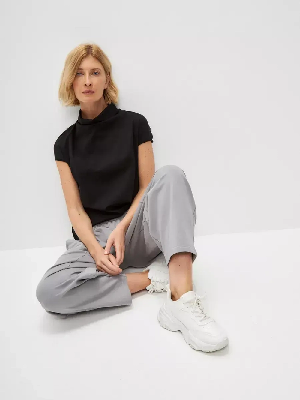 Футболка дизайнерская с цельнокроеным воротником