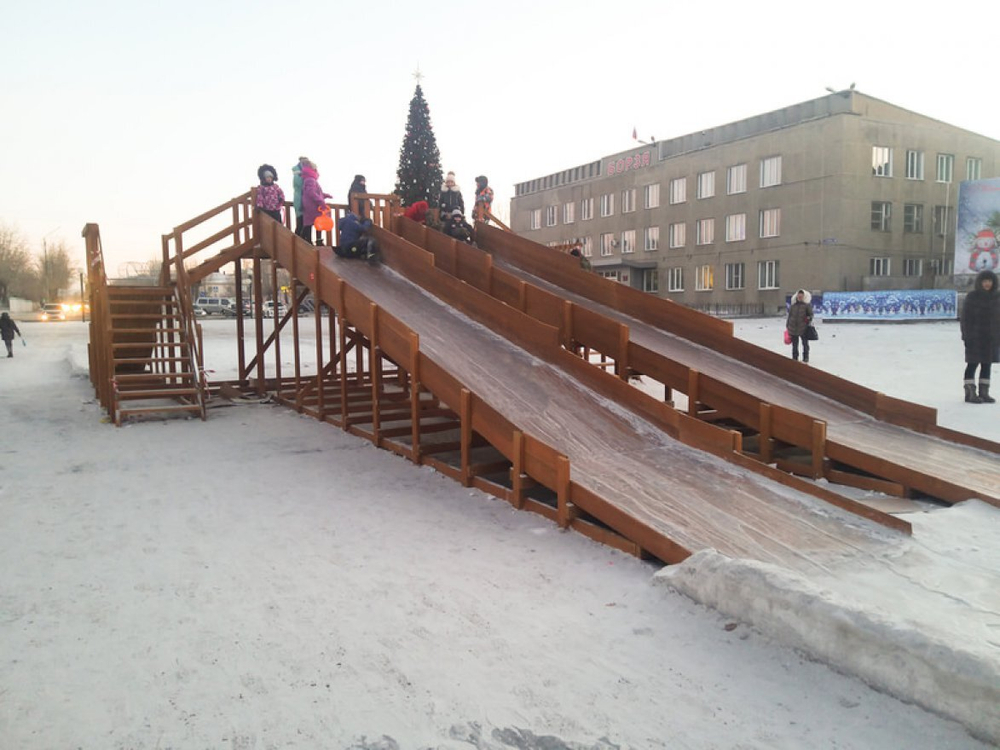 Деревянная зимняя горка