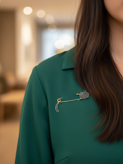 Брошь булавка "Чёрная кошка" золотистая.