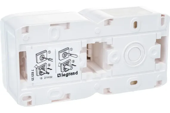 Розетка Legrand Quteo с заземлением + шторка двойная накладная IP44 белая 25995