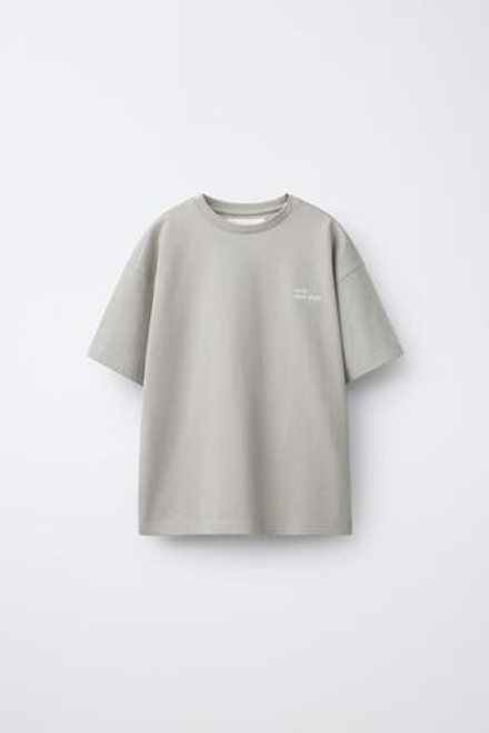 ZARA ФУТБОЛКА ИЗ ПЛОТНОЙ ТКАНИ С ВЫШИТОЙ НАДПИСЬЮ, МЯГКИЙ СЕРЫЙ