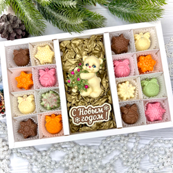 Шоколадный набор "С новым годом. Мишка с ёлкой": шоколадка и 16 конфет ручной работы