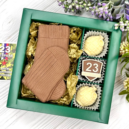 Шоколадный набор "23 февраля: носки и 3 конфеты ручной работы