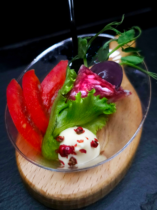 "Сальчичен" с красным болгарским перцем, розовой оливкой и лаймовым соусом