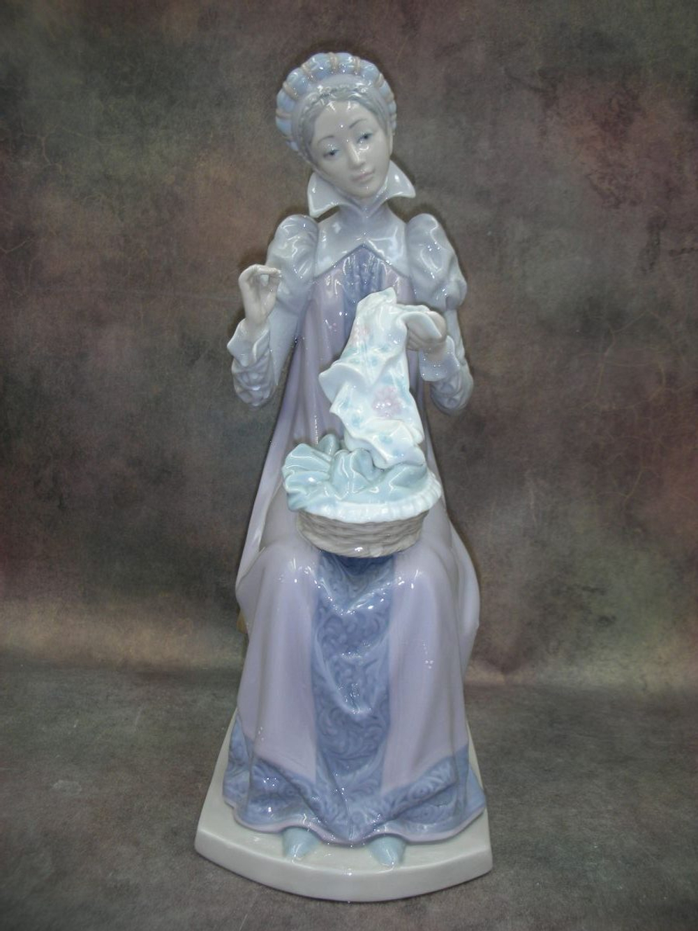 Статуэтка. Фарфор. Шьющая приданое. Lladro. Испания