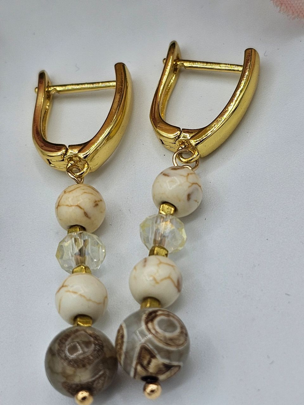 Комплект украшений авторский из натурального говлита, агата и хрусталя "Сахара". Колье и браслет