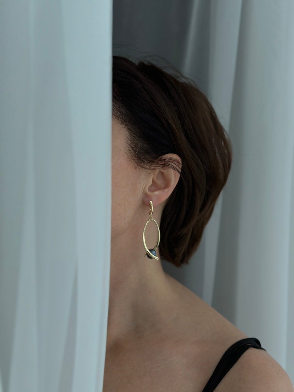 Серьги большие треугольники с темной радужной жемчужиной, оттенок золото