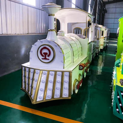 Безрельсовый паровозик «Белый принц», 3 вагона, 12 мест — для ТРЦ, с электродвигателем