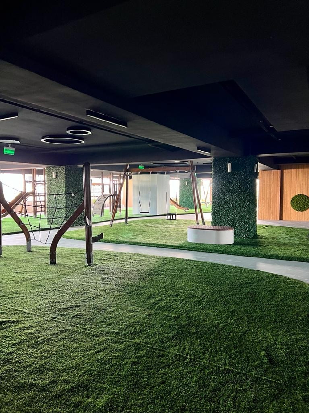 5.23. Вертикальное озеленение колонн искусственной зеленью в ЖК «Development Plaza»