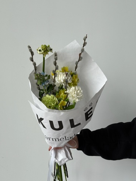 Кулек из альстромерии, оксипеталума, диантусов, орнитогалума и вербы