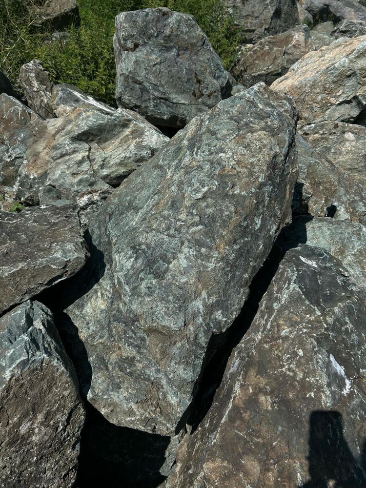 Валун гранитный Казбек тёмно-серый