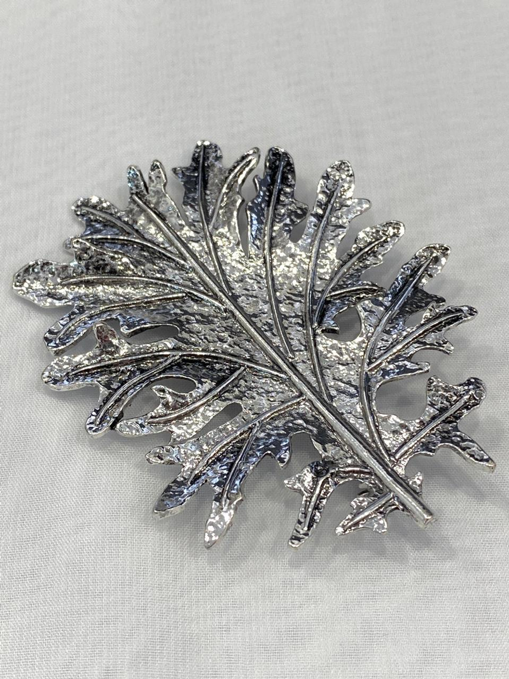 Брошь крупный дубовый лист, оттенок серебро