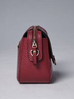 Сумка кожаная через плечо вишня