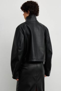 Куртка в минималистичном стиле из экокожи черного цвета