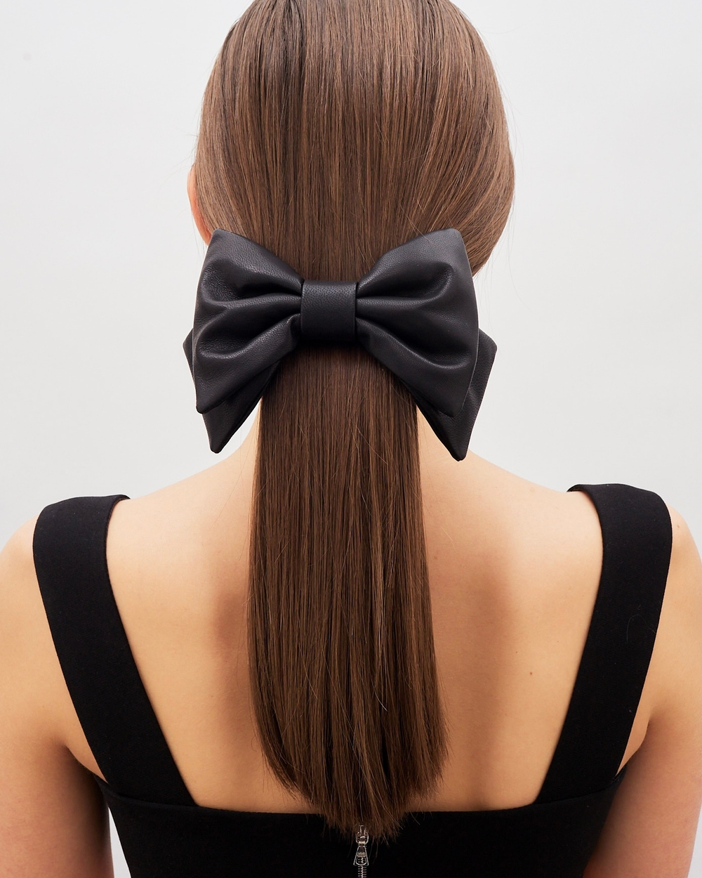 Черный бант из кожи