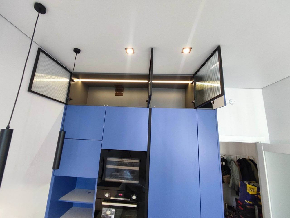 Стильная кухня в синем цвете