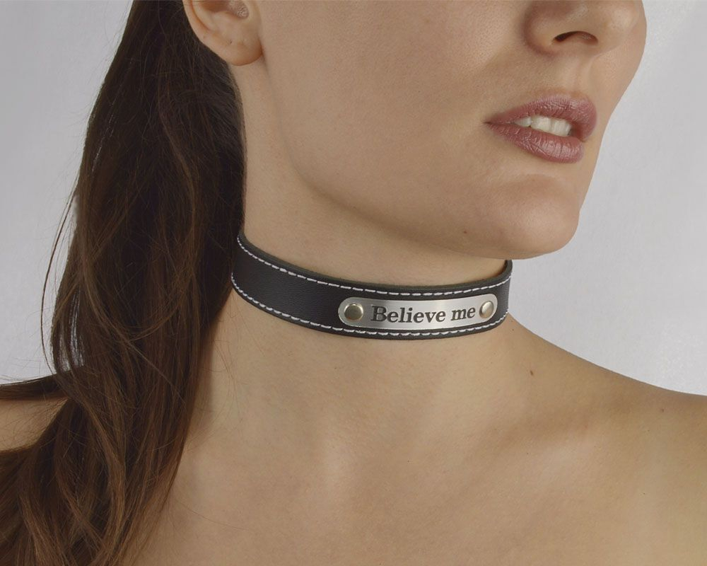 Черный чокер с белой строчкой Believe me (Цвет: черный с серебристым)