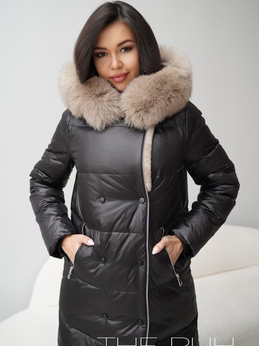 Длинный пуховик с декоративной молнией и меховой отделкой