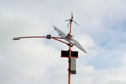 Светильники на солнечных батареях и ветрогенераторе