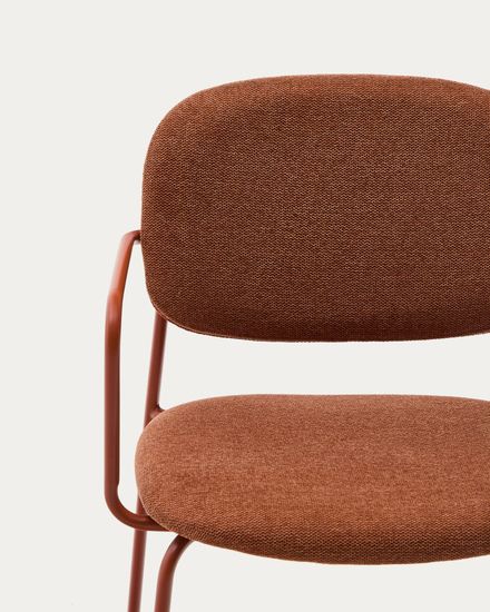 Стул Meli с подлокотниками из терракотовой шенилли с терракотовыми металлическими ножками La Forma Испания