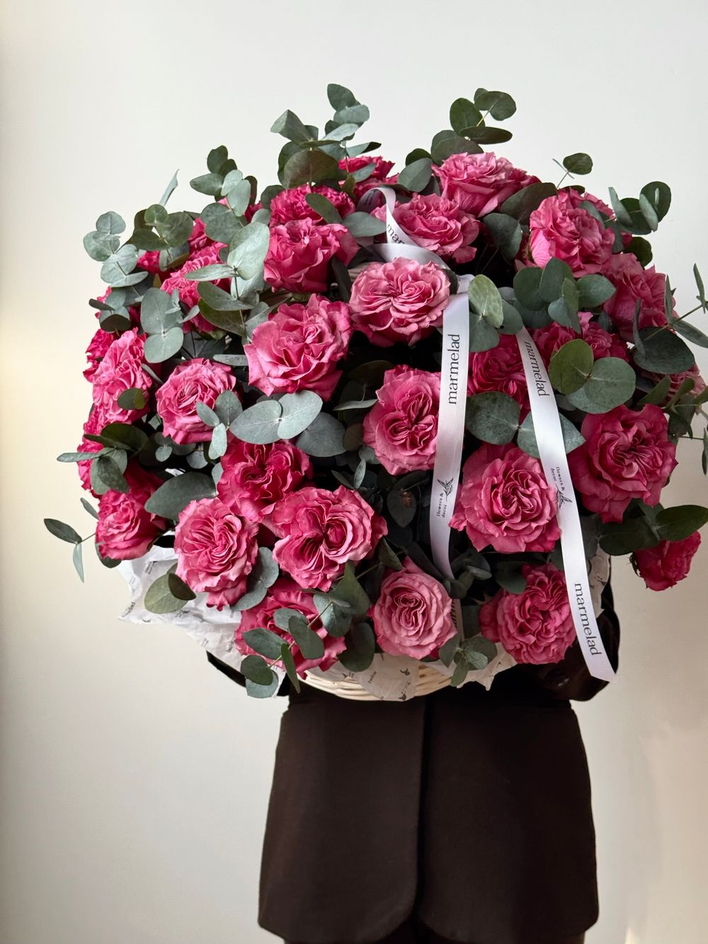 Цветочная корзина из роз Кантри и эвкалипта размер XL