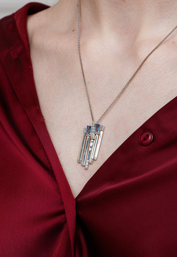 Подвес асимметричный из серебра со вставками из выращенной шпинели